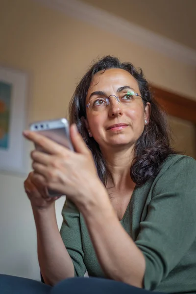 Mujer bastante española con teléfono móvil — Foto de Stock