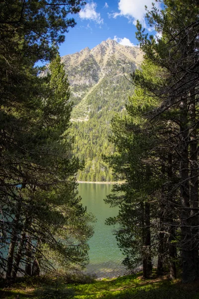 The beautiful Aiguestortes i Estany de Sant Maurici National Park of the Spanish Pyrenees in Catalonia — Stock Photo, Image