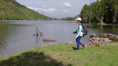 Ispanyol Milli Parkı Augestortes güzel dağ gölü bakarak genç turist kadın