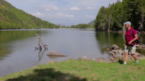 Jonge Toerist Man Kijken Naar Het Prachtige Bergmeer Spaans Nationaal — Stockvideo