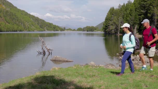 Zwei Touristen Schauen Sich Eine Karte Neben Dem See — Stockvideo