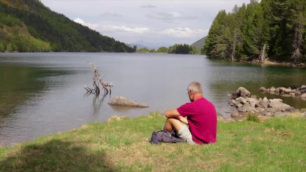 Turist Man Söker Karta Bredvid Sjön — Stockvideo