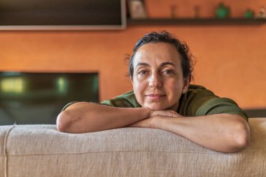 Kamera önünde evde gözlük ile Pretty Ispanyol kadın