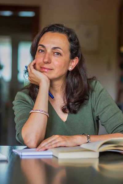 Pretty Spanish woman learning anything at home — Stock Photo, Image