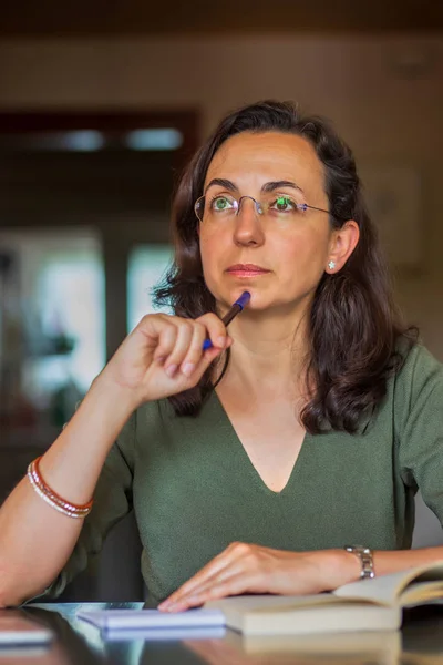 Mulher espanhola bonita aprendendo qualquer coisa em casa — Fotografia de Stock