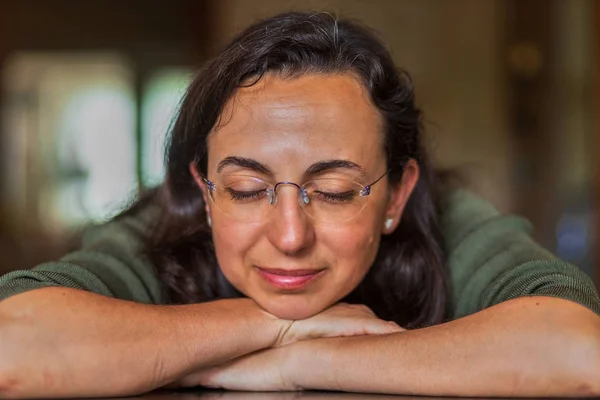 Hübsche Spanierin mit Brille zu Hause vor der Kamera — Stockfoto