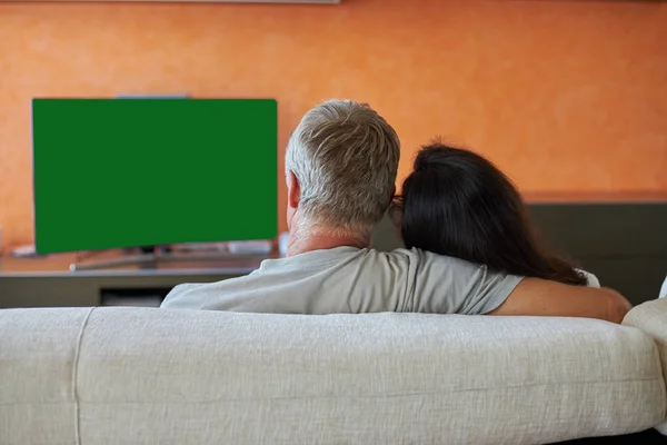Orta yaşlı çift evde bir tv görünümlü var — Stok fotoğraf