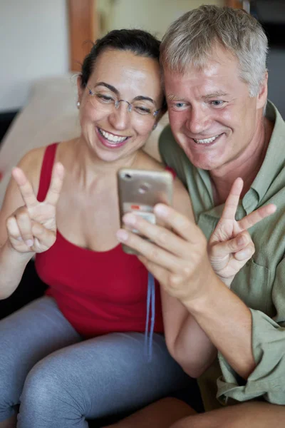 Cep telefonu arayan orta yaşlı bir çift. — Stok fotoğraf