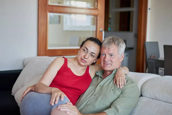 Middle-aged couple have a looking a TV at home — Stock Photo, Image