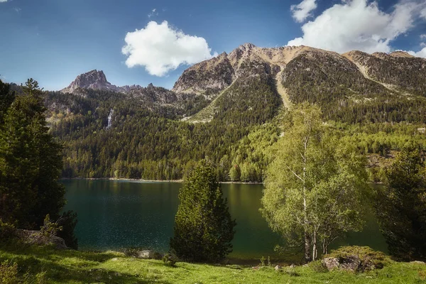 Krásný národní park Aiguestortes i Estany de Sant Maurici ve španělské Pyreneji v Katalánsku — Stock fotografie