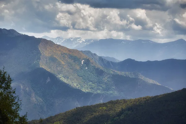 Прекрасний національний парк "Айгуестортес і Естані - де - Сант - Маурічі" з гори Піренеї в Каталонії. — стокове фото