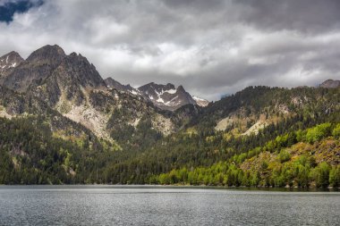 Güzel Aiguestortes i Estany de Sant Maurici Ulusal Parkı Katalonya 'daki İspanyol Pireneleri Dağı