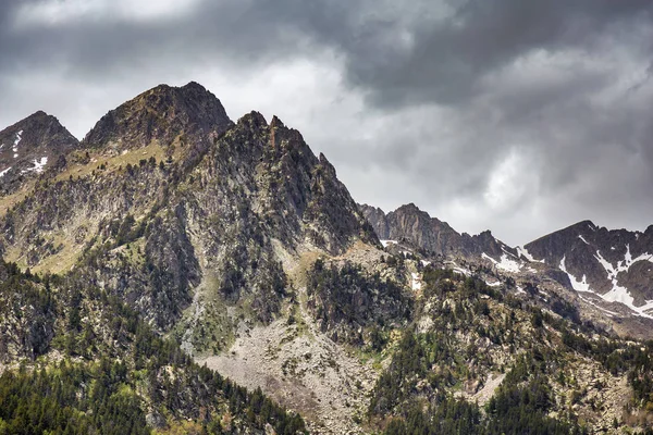 El hermoso Parque Nacional Aiguestortes i Estany de Sant Maurici del Pirineo Español en Cataluña — Foto de Stock