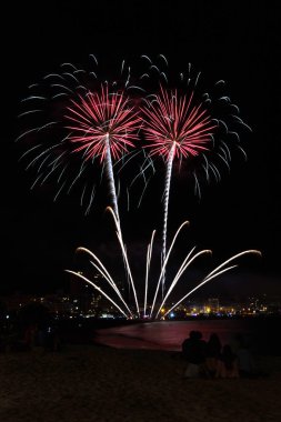 Küçük bir İspanyol kasabası Palamos, kasaba 06 kutluyor gün güzel havai fişek. 26. 2019