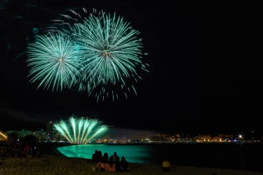 Küçük bir İspanyol kasabası Palamos güzel havai fişek