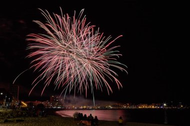 Küçük bir İspanyol kasabası Palamos güzel havai fişek