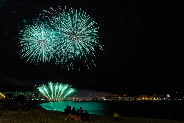 Hermoso fuegos artificiales en un pequeño pueblo español Palamos — Foto de Stock