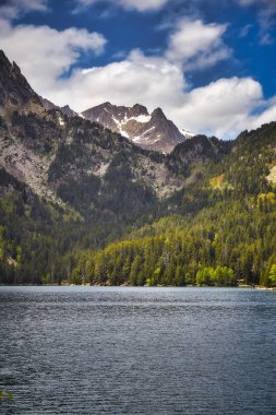Güzel Aiguestortes i Estany de Sant Maurici Ulusal Parkı Katalonya 'daki İspanyol Pireneleri Dağı