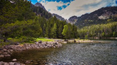 Güzel Aiguestortes i Estany de Sant Maurici Ulusal Parkı Katalonya 'daki İspanyol Pireneleri Dağı