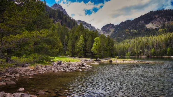 Krásný národní park Aiguestortes i Estany de Sant Maurici španělské hory Pyreneje v Katalánsku — Stock fotografie