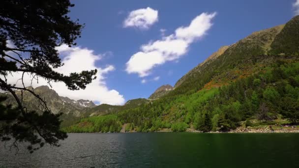 カタルーニャのスペインピレネー山脈の美しいアイゲストルテスIエスタニー マウリシオ国立公園 時間経過 — ストック動画