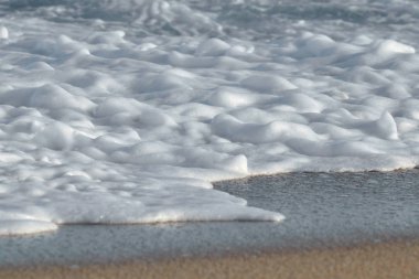 Gün batımı ışığında sahilde dalgalar
