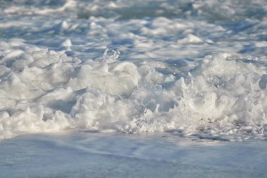 Gün batımı ışığında sahilde dalgalar