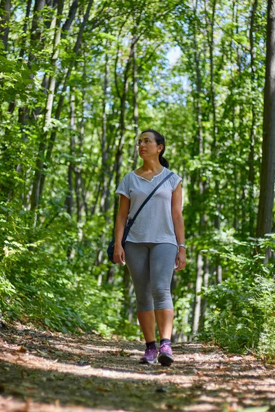 Mujer bonita caminando en el bosque de hayas en primavera — Foto de Stock