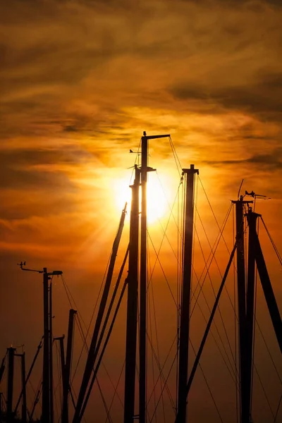 Nice solnedgång ljus i en hamn med segelbåtar Master — Stockfoto