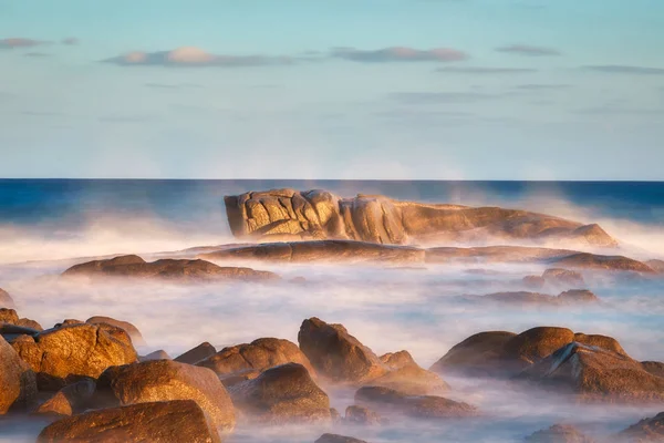 Hermoso paisaje oceánico de larga exposición de una Costa Brava española — Foto de Stock