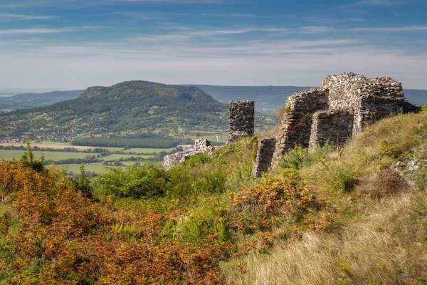 Ruínas bonitas do castelo de Hungria, perto do lago Balaton, montanha Csobanc — Fotografia de Stock
