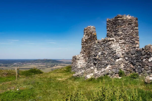 Ruínas bonitas do castelo de Hungria, perto do lago Balaton, montanha Csobanc — Fotografia de Stock