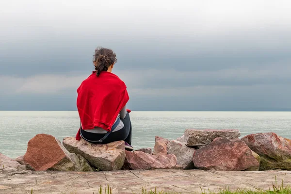 Kvinnor sitter på klippan nära sjön — Stockfoto