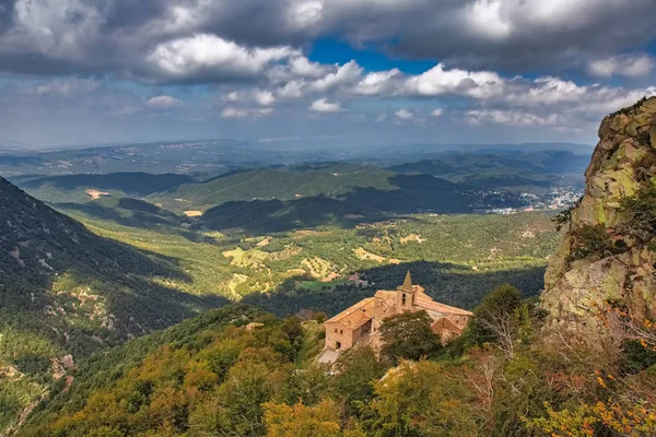 Prachtige herfst beuken bos en berg Montseny in Spanje, in de buurt van Viladrau — Stockfoto