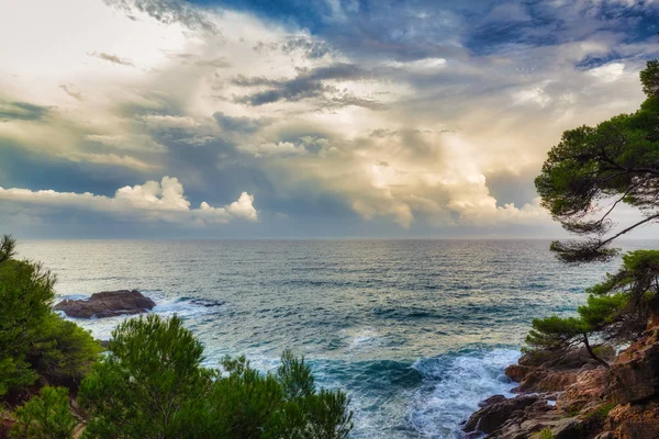 Belle lumière du coucher du soleil sur la Costa Brava en Espagne, près de la ville de Palamos — Photo