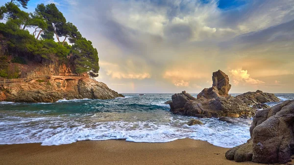 Bella luce del tramonto in Costa Brava di Spagna, vicino alla città Palamos — Foto Stock