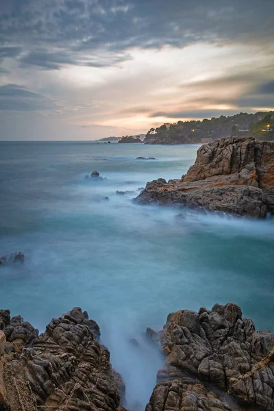 Hermosa luz del atardecer en la Costa Brava de España, cerca de la ciudad de Palamos, imagen de larga exposición — Foto de Stock