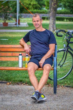 Yakışıklı orta yaşlı adam kamera önünde