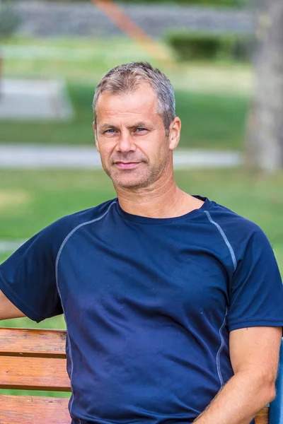 Guapo hombre de mediana edad delante de la cámara — Foto de Stock