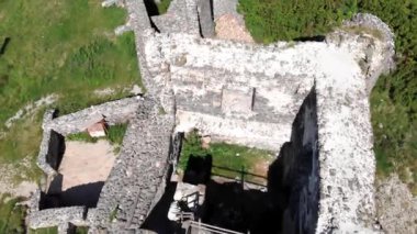 Güzel bir antik kale Csobanc Macaristan tepede dron görüntüleri