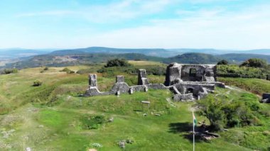 Güzel bir antik kale Csobanc Macaristan tepede dron görüntüleri