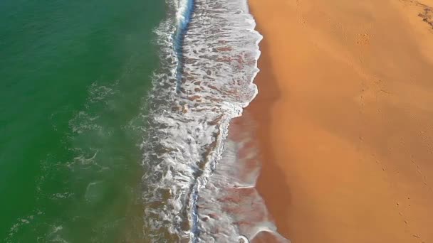 Luftaufnahmen Vom Spanischen Strand Und Den Wellen Zeitlupe — Stockvideo