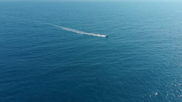 Images aériennes de l'océan bleu avec bateau à moteur en Espagne 