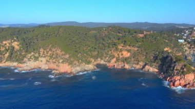 Şehir Palamos yakınında Costa Brava kıyı havadan manzara görüntüleri