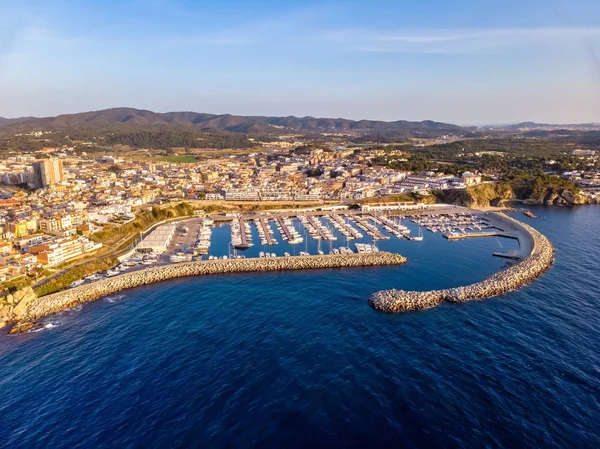 Paisaje aéreo en la Costa Brava, ciudad portuaria Palamos — Foto de Stock