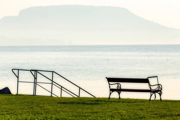 벤치, 발라 톤 호수와 해변에 좋은 헝가리어 풍경 — 스톡 사진