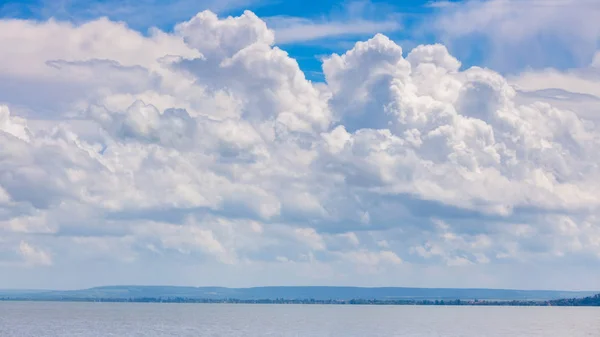 Paisagem nublada sobre o lago Balaton da Hungria — Fotografia de Stock