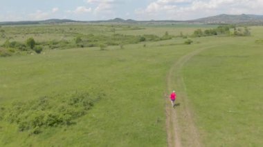 Çayır yolunda koşan kıdemli koşucu, havadan çekilmiş görüntüler