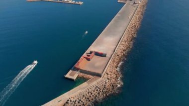 Havadan insansız hava aracı görüntüleri, Costa Brava'da İspanya'nın Palamos kasabasının limanı