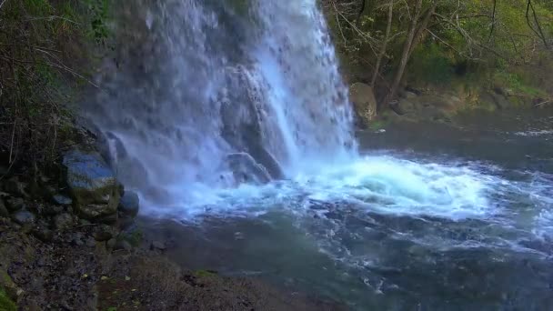 Красивый Водопад Испании Пасмурный День — стоковое видео